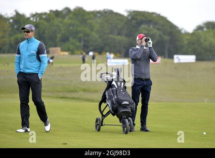 Le Prince Daniel (R) de Suède joue avec le golfeur suédois Henrik Stenson pendant le tournoi officiel Pro-Am des Nordea Masters devant le tournoi national européen de la PGA Suède de Nordea Masters à Bara en dehors de Malmo, dans le sud de la Suède, le 03 juin 2015. Poto: Anders Wiklund / TT / code 10040 Banque D'Images