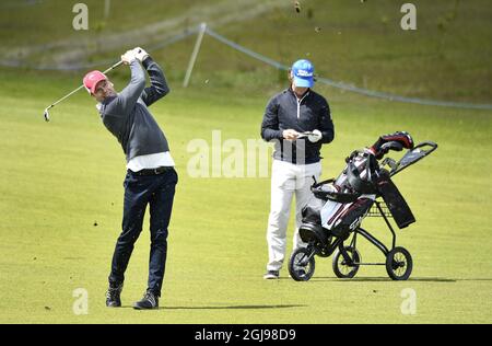 Le Prince Daniel (L) de Suède joue avec le golfeur suédois Henrik Stenson pendant le tournoi officiel Pro-Am des Nordea Masters devant le tournoi national européen de la PGA Suède de Nordea Masters à Bara en dehors de Malmo, dans le sud de la Suède, le 03 juin 2015. Poto: Anders Wiklund / TT / code 10040 Banque D'Images