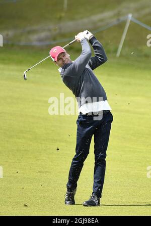 Le Prince Daniel (L) de Suède joue avec le golfeur suédois Henrik Stenson pendant le tournoi officiel Pro-Am des Nordea Masters devant le tournoi national européen de la PGA Suède de Nordea Masters à Bara en dehors de Malmo, dans le sud de la Suède, le 03 juin 2015. Poto: Anders Wiklund / TT / code 10040 Banque D'Images