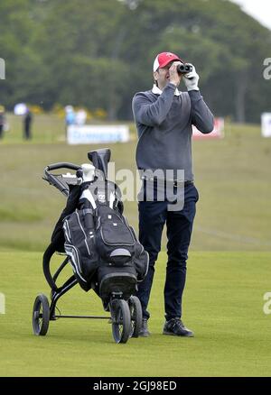 Le Prince Daniel (R) de Suède joue avec le golfeur suédois Henrik Stenson pendant le tournoi officiel Pro-Am des Nordea Masters devant le tournoi national européen de la PGA Suède de Nordea Masters à Bara en dehors de Malmo, dans le sud de la Suède, le 03 juin 2015. Poto: Anders Wiklund / TT / code 10040 Banque D'Images