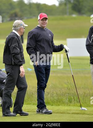 Le Prince Daniel (C) de Suède joue avec le golfeur suédois Henrik Stenson (L) lors du tournoi officiel Pro-Am du Nordea Masters devant le tournoi national européen de la PGA Suède de Nordea Masters à Bara en dehors de Malmo, dans le sud de la Suède, le 03 juin 2015. Poto: Anders Wiklund / TT / code 10040 Banque D'Images