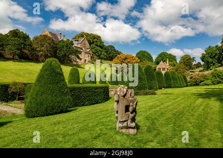 Une sculpture moderne en bois dans le jardin de la piscine à Mapperton House, Dorset, Angleterre, Royaume-Uni Banque D'Images