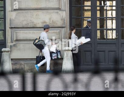 STOCKHOLM 2015-06-08 Sofia Hellqvist est vue avec son ami William Varnild sur son chemin à la répétition de mariage à la Chapelle royale de Stockholm, Suède, le 9 juin 2015. Sofia épousera le prince Carl Philip samedi. Foto: Sven Lindwall / EXP / TT / Kod 7117 ** OUT SWEDEN OUT ** Banque D'Images