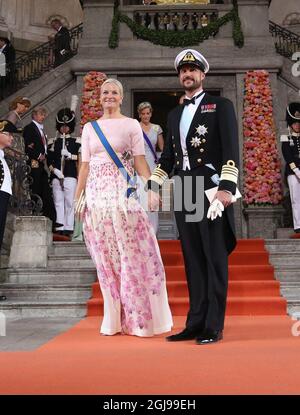 La princesse de la Couronne Mette-Marit et le prince de la Couronne Haakon de Norvège, suivis de la reine Sonja de Norvège après le mariage du prince Carl Philip et de Sofia Hellqvist dans la chapelle royale de Stockholm (Suède), le 13 juin 2015. Foto: Sören Andersson / TT Kod 1037 Banque D'Images