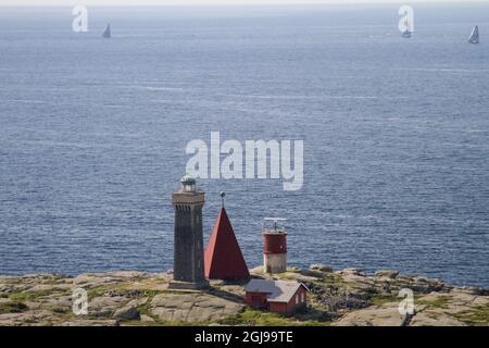 GOTHENBURG 2015-06-22 les yachts à voile passent le phare de Vinga pour atteindre la ligne d'arrivée à Göteborg, en Suède, le 22 juin. 2015, au cours de la neuvième et dernière étape de la prestigieuse Volvo Ocean Race de French Lorient à Swedish Gothenburg. Photo: Magnus Johansson / TT / code 10348 ** BETALBILD ** Banque D'Images