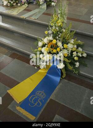 STOCKHOLM 2015-07-01 la‚couronne du roi avec ruban jaune et bleu et le monogramme royal est vue pendant les funérailles de l acteur et comédien suédois Magnus Harenstam dans l église Hedvig Eleonora à Stockholm, en Suède, le 1er juillet 2015. Le roi Carl Gustaf et la reine Silvia assistaient aux funérailles Foto Patrik C Osterberg / TT / Kod 4571 ** Banque D'Images