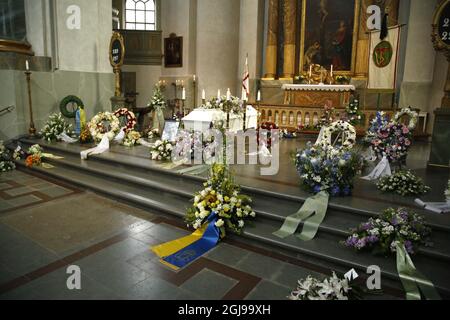 STOCKHOLM 2015-07-01 la‚couronne du roi avec ruban jaune et bleu et le monogramme royal est vue pendant les funérailles de l acteur et comédien suédois Magnus Harenstam dans l église Hedvig Eleonora à Stockholm, en Suède, le 1er juillet 2015. Le roi Carl Gustaf et la reine Silvia assistaient aux funérailles Foto Patrik C Osterberg / TT / Kod 4571 ** Banque D'Images