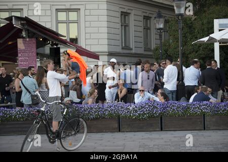 STOCKHOLM 20150702 personnes sont vues dans un café en plein air à l'hôtel Lydmar à Stockholm, Suède le 2 juillet 2015. La capitale suédoise expérience des températures jusqu'à 30 Celsius Foto: Maja Suslin / TT / Kod 10300 Banque D'Images