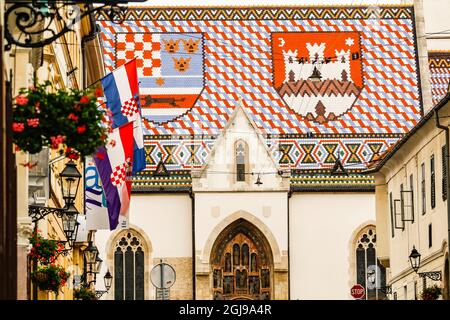 La Croatie. Zagreb. Les tuiles du toit de l'église de Saint Marc affiche les armoiries de Zagreb et la trinité de Royaume de Croatie, Slavonie et Dalmatie. Banque D'Images