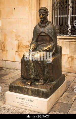 Statue de Marin Drzic en face du Palais des Recteurs, vieille ville de Dubrovnik, côte dalmate, Croatie. (Usage éditorial uniquement) Banque D'Images