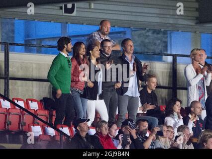 KALMAR 20150718 le prince Carl Philip, la princesse Sofia, la Crownprincesse Victoria et le prince Daniel regardent le spectacle Roxette à Fredriksskans à Kalmar ce samedi soir. C'est le premier spectacle des groupes en Suède depuis plusieurs années. Foto: Sven Lindwall / EXP / TT / Kod: 7117 ** OUT AFTONBLADET ** Banque D'Images