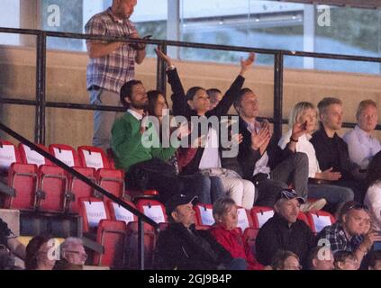 KALMAR 20150718 le prince Carl Philip, la princesse Sofia, la Crownprincesse Victoria et le prince Daniel regardent le spectacle Roxette à Fredriksskans à Kalmar ce samedi soir. C'est le premier spectacle des groupes en Suède depuis plusieurs années. Foto: Sven Lindwall / EXP / TT / Kod: 7117 ** OUT AFTONBLADET ** Banque D'Images