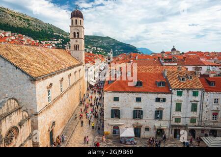 Le monastère franciscain et les touristes sur le Stradun, la vieille ville de Dubrovnik, la côte dalmate, Croatie. (Usage éditorial uniquement) Banque D'Images