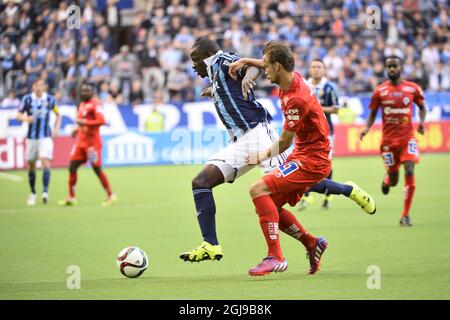 STOCKHOLM 2015-07-20 Nyasha Mushekwi, de Djurgarden, à gauche, se bat pour le ballon avec Richard Magyar, d'Atvidaberg, lors de leur match de football de première ligue en Suède au Tele2 Arena de Stockholm, en Suède, le 20 juillet 2015. Photo: Maja Suslin / TT / code 10300 Banque D'Images