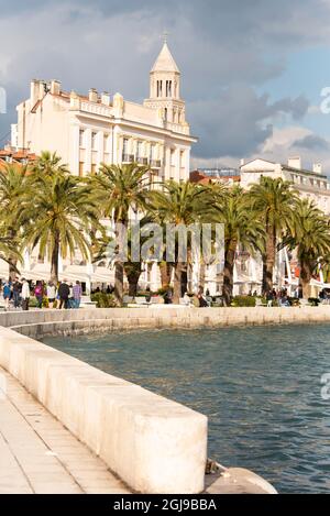 Croatie, Split. Riva et le palais de Dioclétien, clocher de la cathédrale Saint-Domnius.