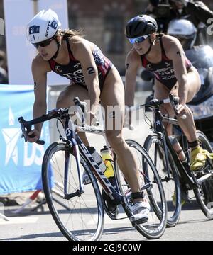 STOCKHOLM 2015-08-22 Sarah True des États-Unis (L) et compatriote Katie Zaferes pendant la distance olympique féminine du Triathlon mondial 2015 de l'UIT à Stockholm, Suède, le 22 août 2018. Photo Fredrik Sandberg / TT **SUÈDE OUT ** Banque D'Images