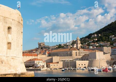 Croatie, Dubrovnik. La forteresse de Saint-Jean abrite le musée maritime et l'aquarium. Vue sur la marina et la ville fortifiée. Banque D'Images