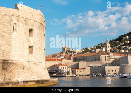 Europe, Croatie, Dubrovnik. La forteresse de Saint-Jean abrite le musée maritime et l'aquarium. Vue sur la marina et la ville fortifiée Banque D'Images