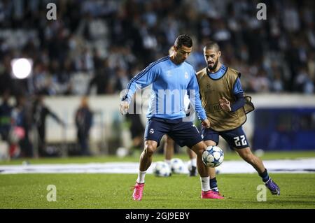 Cristiano Ronaldo et isco du Real Madrid sont vus s'échauffer avant le groupe de la Ligue des champions de l'UEFA Un match de football entre Malmo FF et Real Madrid au stade Malmo New de Malmo, Suède, le 30 septembre 2015. Photo: Andreas Hillergren / TT / Kod 10600 Banque D'Images