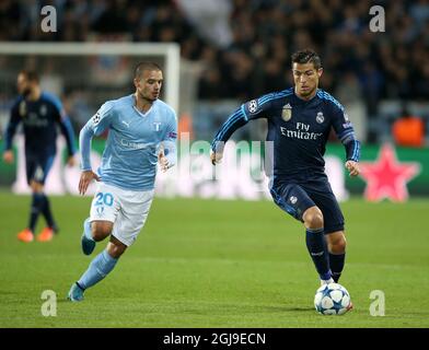 Vladimir Rodic de Malmo FF contre Cristiano Ronaldo du Real Madrid pendant le groupe de la Ligue des champions de l'UEFA Un match de football entre Malmo FF et Real Madrid au stade Malmo New de Malmo, Suède le 30 septembre 2015. Photo: Andreas Hillergren / TT / Kod 10600 Banque D'Images