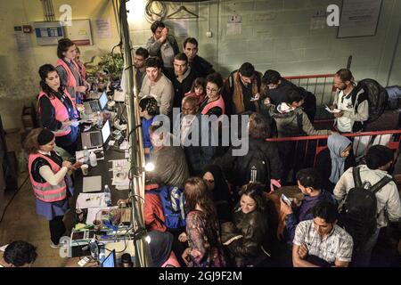 STOCKHOLM 20151008 photodate 20150923 On voit des volontaires aider les réfugiés à arriver à une station de transit pour dans les locaux d'un club de musique à Stockholm, Suède, le 23 septembre 2015. Photo: Anders Wiklund / TT / Kod 10040 Banque D'Images