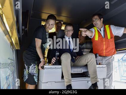 CARTAGENA 20151021 Crown Princess Victoria et Prince Daniel sont vus tester un simulateur de levage à Cartagena i Colombie mercredi 21 octobre 2015. Le couple a de la princesse de la Couronne est en visite de cinq jours au Pérou et en Colombie. Foto Jonas Ekstromer / TT / Kod 10030 Banque D'Images