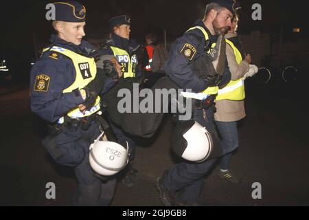 MALMO 2015-11-03 des policiers ont commencé l'évacuation du plus grand camp provisoire de migrants de Suède à Malmo Suède, dans la matinée du 3 novembre 2015. Les 150 à 200 migrants vont être expulsés avec des caravanes, des voitures, des bâtiments et des tentes de fortune. Foto: Drago Prvulovic /TT / Kod 70040 Banque D'Images