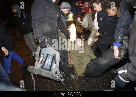 MALMO 2015-11-03 des policiers ont commencé l'évacuation du plus grand camp provisoire de migrants de Suède à Malmo Suède, dans la matinée du 3 novembre 2015. Les 150 à 200 migrants vont être expulsés avec des caravanes, des voitures, des bâtiments et des tentes de fortune. Foto: Drago Prvulovic /TT / Kod 70040 Banque D'Images