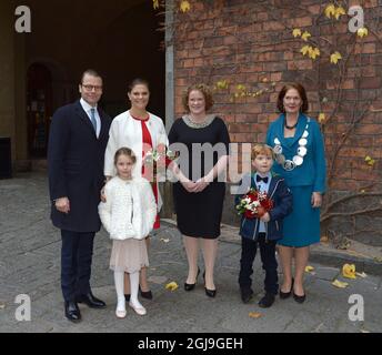 STOCKHOLM 2015-11-05 la princesse Victoria et le prince Daniel sont accueillis par Karin Wanngard, commissaire aux finances, et Eva-Louise Erlandsson Slorach, présidente du conseil municipal, à l'hôtel de ville de Stockholm, en Suède, le 5 novembre 2016. Le couple Crown Princess a assisté à un déjeuner pour le Président de la Tunisie, Beji Cad Essebsi, qui est en visite d'État en Suède. Foto: Maja Suslin / TT Kod 10300 Banque D'Images