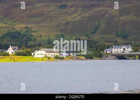 Dornie est un ancien village de pêcheurs situé dans les Highlands écossais de Ross-shire, près du château Eilean Donan. Banque D'Images