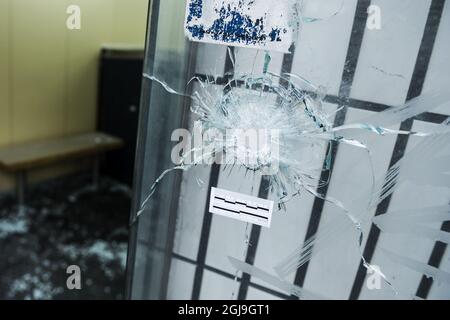 PARIS 20151114 trous de balle dans une laundaire rue de la Fontaine au Roi à Paris, le 14 novembre 2015. Cinq personnes ont été tuées dans un restaurant de la rue. Photo: Vilhelm Stokstad / TT Kod 13370 Banque D'Images