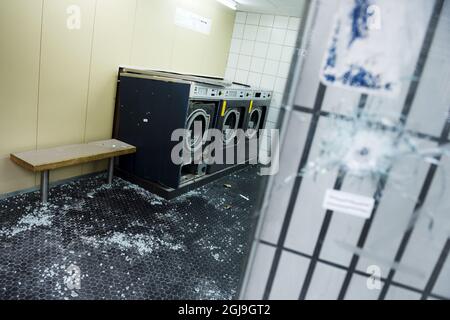 PARIS 20151114 trous de balle dans une laundaire rue de la Fontaine au Roi à Paris, le 14 novembre 2015. Cinq personnes ont été tuées dans un restaurant de la rue. Photo: Vilhelm Stokstad / TT Kod 13370 Banque D'Images