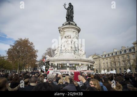 PARIS 2015-11-16 les Parisiens se sont rassemblés sur la place de la République pour une minute silencieuse pour les victimes de la terreur à Paris France, le 16 novembre 2015. Foto: Vilhelm Stokstad / TT Kod 13370 Banque D'Images