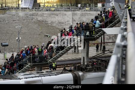 MALMO 2015-11-20 la police organise la ligne de réfugiés dans l'escalier qui mène des trains en provenance du Danemark à la gare de Hyllie en dehors de Malmo, Suède, le 19 novembre 2015. Jeudi 600 réfugiés sont arrivés à Malmö en 3 heures et l'Agence suédoise des migrations a déclaré jeudi dans un communiqué de presse qu'ils ne peuvent plus garantir l'hébergement de tous les demandeurs d'asile. Foto: Johan Nilsson / TT / ** SUÈDE OUT ** Banque D'Images