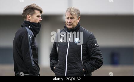 MALMO 2015-11-24 Markus Rosenberg de Malmo FF et l'entraîneur Age Hareide photographiés pendant l'entraînement au stade Malmo Old à Malmo, Suède, le 24 novembre 2015. Malmo FF jouera contre Paris Saint-Germain (PSG) dans le groupe A de la Ligue des champions de l'UEFA à Malmo mercredi. Photo: Andreas Hillergren / TT / Kod 10600 Banque D'Images