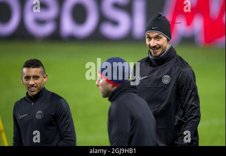 MALMO 2015-11-24 capitaine de l'équipe PSG Zlatan Ibrahimovic (R) pendant l'entraînement au stade Malmo New de Malmo, Suède, le 24 novembre 2015. Paris Saint-Germain (PSG) jouera contre Malmo FF dans le groupe A de l'UEFA Champions League à Malmo mercredi. Photo Bjorn Lindgren / TT / Kod 75314 Banque D'Images