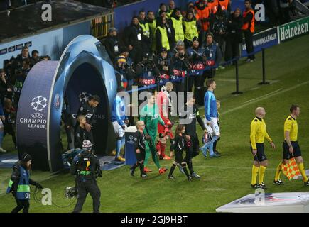 Zlatan Ibrahimovic du SG de Paris entre sur le terrain avant le groupe de la Ligue des champions Un match de football entre Malmo FF et Paris Saint-Germain FC au stade Malmo New de Malmo, Suède, le 25 novembre 2015. Photo: Andreas Hillergren / TT / code 10600 Banque D'Images