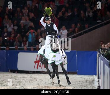 SOLNA 2015-11-26 Ingrid Klimke GER et Parmenides ont remporté le Cross Country jeudi soir 26 2015 novembre lors du salon international du cheval de Suède qui s'est tenu à l'Arena Friends à Solna, à l'extérieur de Stockholm. Photo: Roland Thunholm / TT / Kod 71835 ** BETALBILD ** Banque D'Images