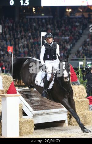 SOLNA 2015-11-26 Ingrid Klimke GER et Parmenides ont remporté le Cross Country jeudi soir 26 2015 novembre lors du salon international du cheval de Suède qui s'est tenu à l'Arena Friends à Solna, à l'extérieur de Stockholm. Photo: Roland Thunholm / TT / Kod 71835 ** BETALBILD ** Banque D'Images