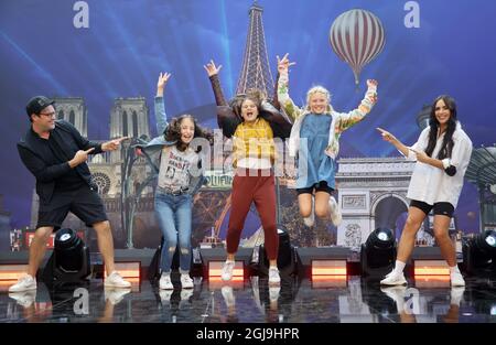 Erfurt, Allemagne. 09e septembre 2021. Chanteur Ben (l-r), finaliste Pauline (12) de Wolken près de Koblenz, finaliste Emilie (13) de Homburg, La finaliste Marta (10) de Bad Salzuflen et la présentatrice Kika Live Jessica Schöne sont sur scène à l'événement photo et presse de KIKA pour la ronde préliminaire du Concours ESC Junior Paris 2021 à Central Erfurt. Credit: Karina Hessland/DPA zentralbild/dpa - ATTENTION: Seulement pour usage éditorial en rapport avec le concours junior de la chanson Eurovision Paris 2021 tour préliminaire à Erfurt et seulement avec la mention complète de la ci-dessus Credit/dpa/Alay Live News Banque D'Images