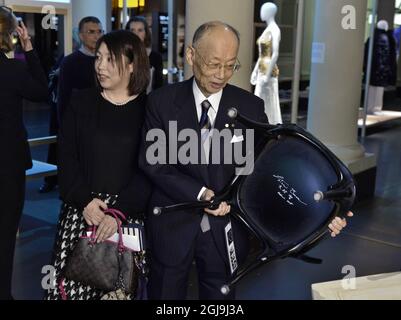 Satoshi Omura, Université Kitasato, Tokyo, Japon, co-lauréat du prix Nobel de physiologie ou médecine, signe une chaire au Musée Nobel de Stockholm, Suède, le 06 décembre 2015. Comme tradition, les lauréats du prix Nobel ont signé une chaire dans le café du Musée Nobel depuis l'avant-musée en 2001. La cérémonie du Prix Nobel aura lieu à Stochkolm le 10 décembre. Photo: Claudio Bresciani / TT / code 10090 Banque D'Images