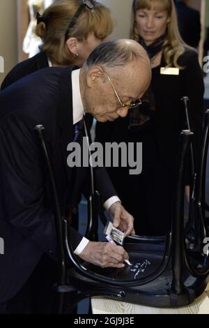 Satoshi Omura, Université Kitasato, Tokyo, Japon, co-lauréat du prix Nobel de physiologie ou médecine, signe une chaire au Musée Nobel de Stockholm, Suède, le 06 décembre 2015. Comme tradition, les lauréats du prix Nobel ont signé une chaire dans le café du Musée Nobel depuis l'avant-musée en 2001. La cérémonie du Prix Nobel aura lieu à Stochkolm le 10 décembre. Photo: Claudio Bresciani / TT / code 10090 Banque D'Images