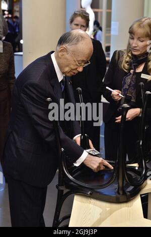 Satoshi Omura, Université Kitasato, Tokyo, Japon, co-lauréat du prix Nobel de physiologie ou médecine, signe une chaire au Musée Nobel de Stockholm, Suède, le 06 décembre 2015. Comme tradition, les lauréats du prix Nobel ont signé une chaire au Musée Nobel cafÃƒÂ© depuis l'avant-musée en 2001. La cérémonie du Prix Nobel aura lieu à Stochkolm le 10 décembre. Photo: Claudio Bresciani / TT / code 10090 Banque D'Images