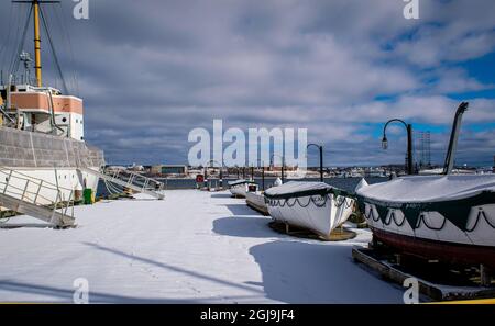 CSS Acadia et ses bateaux de vie sur le quai au milieu de l'hiver couverts de neige Banque D'Images