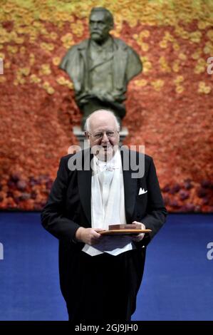 Le lauréat du prix suédois Riksbank en sciences économiques 2015, le professeur Angus Deaton, du Royaume-Uni et des États-Unis, fait face au public après avoir reçu le prix lors de la cérémonie de remise du prix Nobel 2015 qui s'est déroulée à Stockholm concert Hall le 10 décembre 2015. Photo: Claudio Bresciani / TT / Kod 10090 Banque D'Images