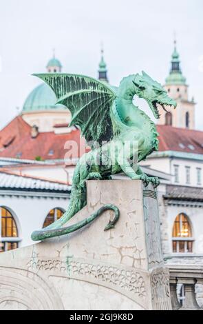 Slovénie, Ljubljana, Pont du Dragon à l'aube Banque D'Images