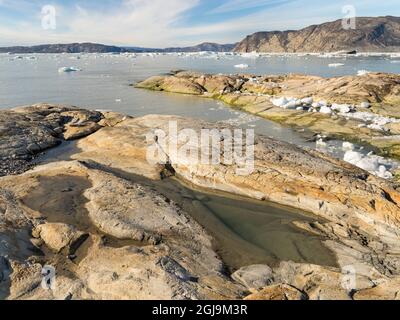 Rivage jonché de icebergs du glacier Eqip au Groenland, territoire danois. Banque D'Images