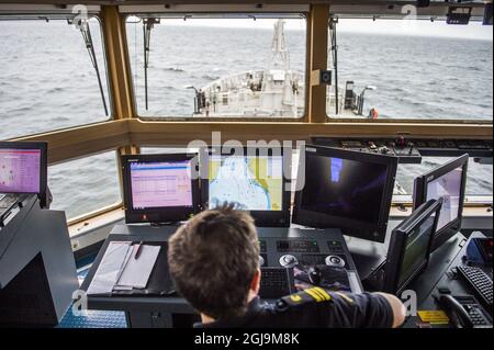 HELSINGBORG 2016-02-09 l'officier de navigation de la Garde côtière suédoise Harald Birgander en action sur un navire de la Garde côtière à Oresund (Suède), le 19 février 2016. La Garde côtière a intensifié les patrouilles dans l'Oresund en raison de la situation des réfugiés E n. Foto: Emil Langvad / TT / Kod 9290 navigation, navigation, mer, informatique sceens Banque D'Images