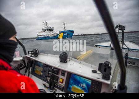 HELSINGBORG 2016-02-09 Une garde côtière suédoise est vue à Oresund, Suède, février 9 2016. La Garde côtière a intensifié les patrouilles dans l'Oresund en raison de la situation des réfugiés E n. Foto: Emil Langvad / TT / Kod 9290 Banque D'Images