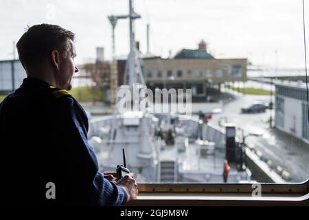 HELSINGBORG 2016-02-09 l'officier de navigation de la Garde côtière suédoise Harald Birgander en action sur le pont d'un navire de la Garde côtière à Helsingborg (Suède), le 9 février 2016. La Garde côtière a intensifié les patrouilles dans l'Oresund en raison de la situation des réfugiés. Foto: Emil Langvad / TT / Kod 9290 Banque D'Images